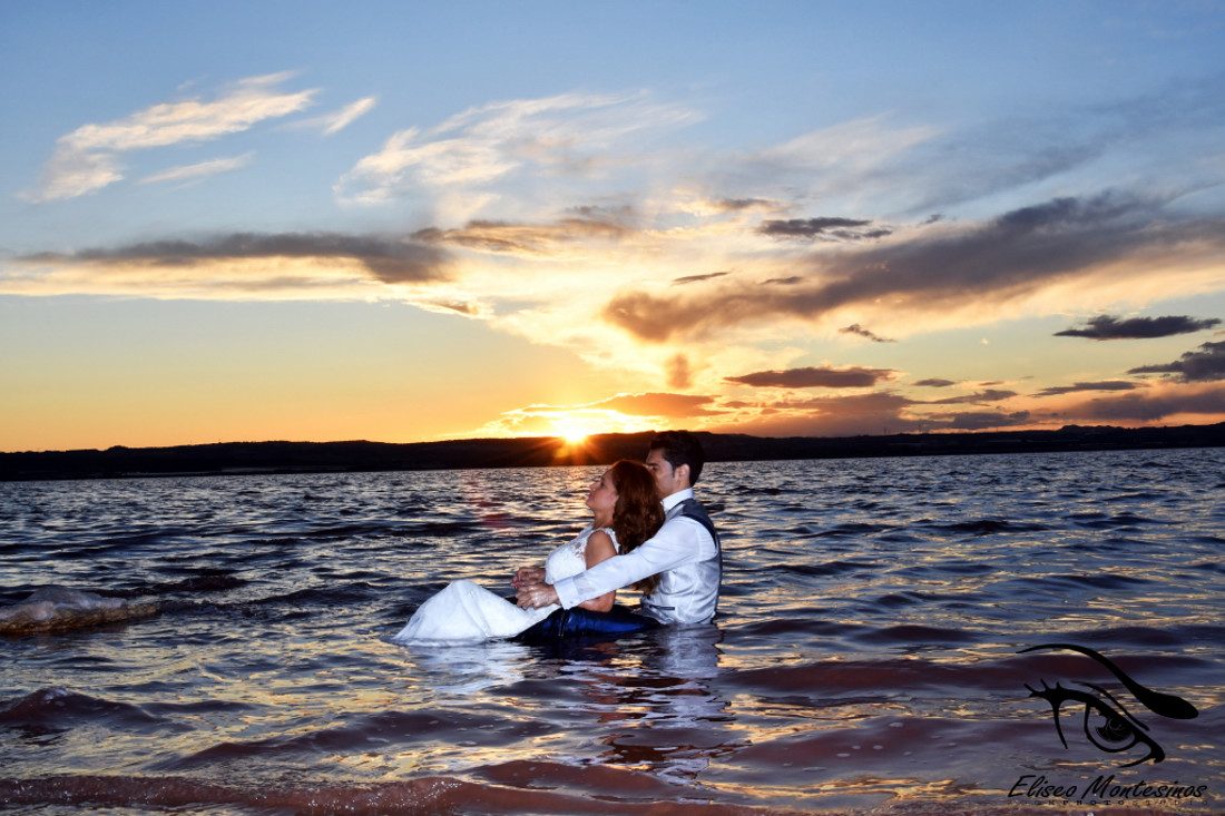 fotos románticas en pareja en el agua